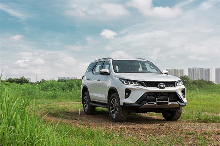 Giá xe Toyota Fortuner niêm yết và lăn bánh tháng 2/2024