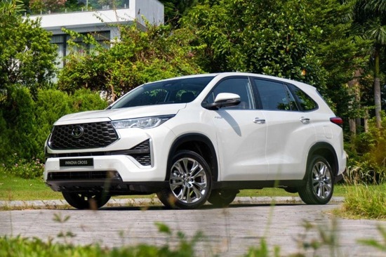 toyota-innova-cross-2023-danh-gia-cac-phien-ban-thiet-ke-gia-ca-va-tinh-nang