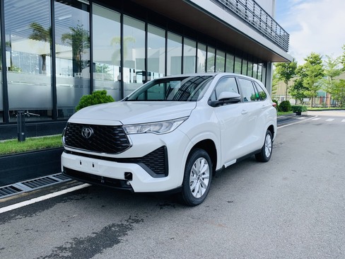 toyota-innova-cross-2023-gia-lan-banh